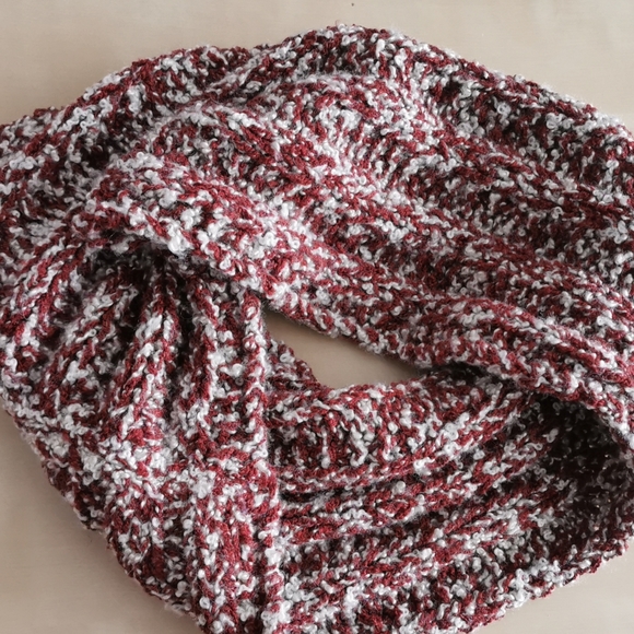 Handmade infinity scarf - Picture 2 of 4